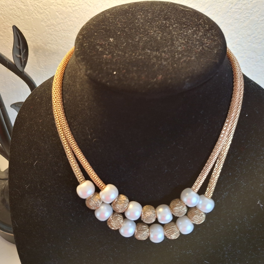 Elegant Gold and Pearl Necklace
